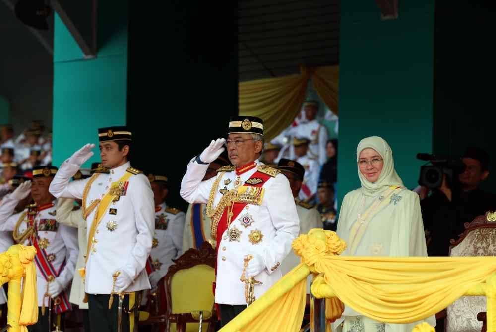 Agong, Raja Permaisuri Berangkat Ke Istiadat Perbarisan Menjunjung ...